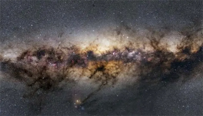 银河系中心有什么，为何能使上千亿颗恒星围绕它旋转呢？