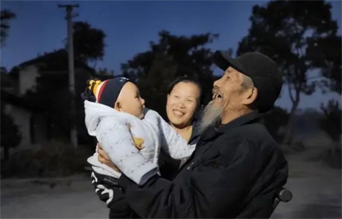 2013年湖南少女执意嫁71岁老头，婚后为他产下一子，如今怎样了？