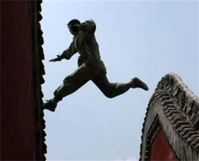 古代武林高手畅行檐上，现代人却难以攀登，缘由何在？