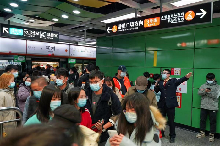 广州地铁回应偷拍事件 女生与大叔已经和解