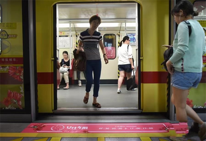 广州地铁回应偷拍事件 女生与大叔已经和解