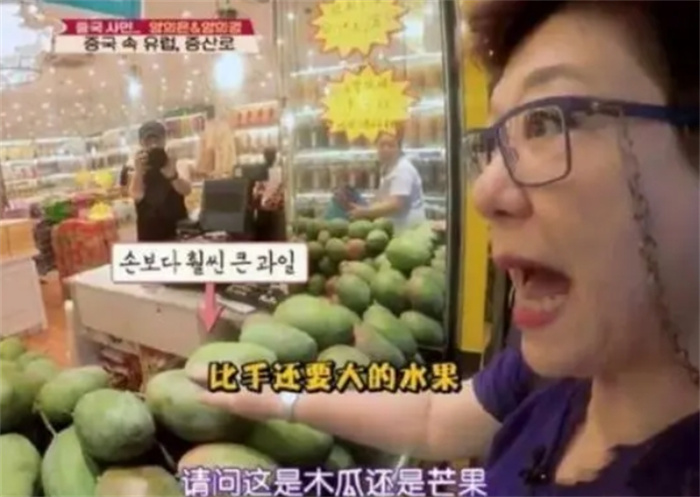 韩国大妈来中国旅游，本想“炫富”，逛超市却被吓到：中国人有钱