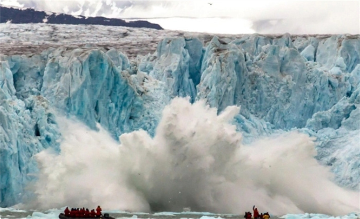 发生了什么？万亿吨世界最大冰山开始坍塌，玛雅预言或将成真