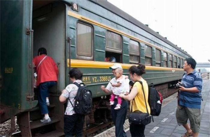 2005年，广西女子在火车上厕所，结果漏下疾驰火车，索赔570万元