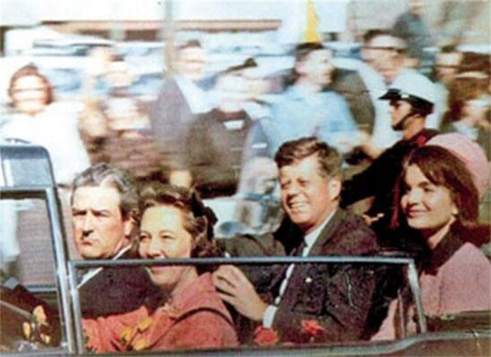 1963年美国总统肯尼迪被狙击枪打中其妻子疯狂逃窜