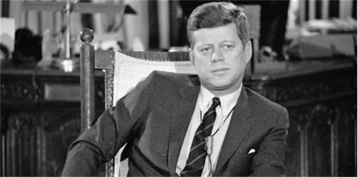 1963年美国总统肯尼迪被狙击枪打中其妻子疯狂逃窜