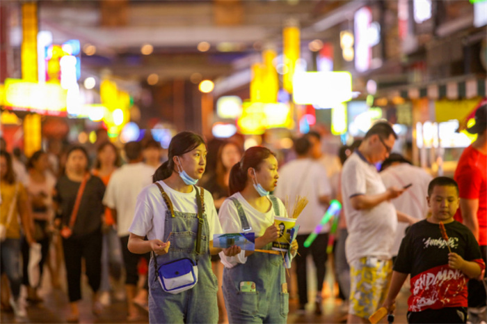 炎炎夏夜里升腾的烟火气 夜市带动经济消费