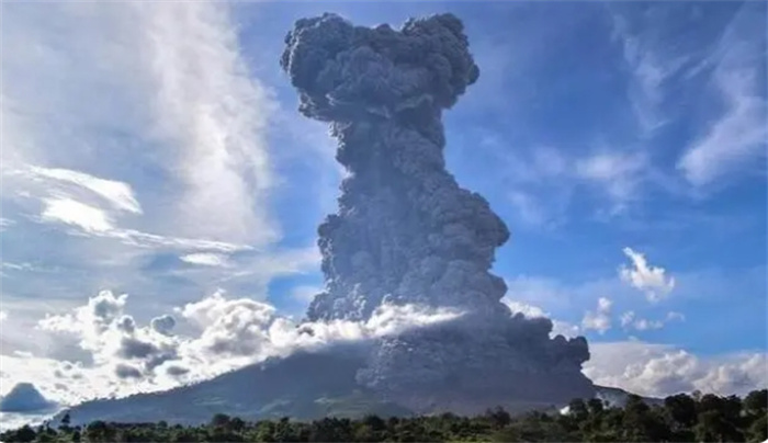 日本这座从海底长出来的火山又喷发了，百年前曾经喷出30亿吨熔岩