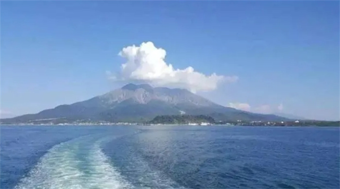 日本这座从海底长出来的火山又喷发了，百年前曾经喷出30亿吨熔岩