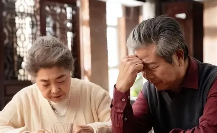 两对夫妻抱团养老 不到半年就散伙 64岁大妈哭诉：老伴差点没了
