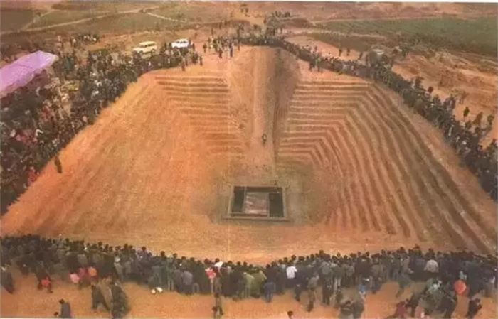 湖北挖到超级大墓，出土10件“中国第一”文物，专家直呼绝世极品