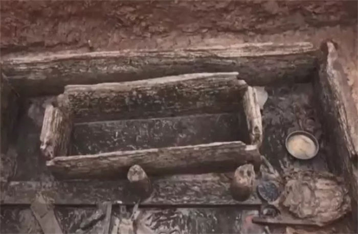 四川雅安挖到西汉古墓，墓主以楠木为棺，出土一把罕见宝剑