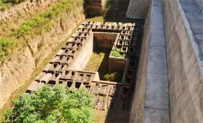 陕西挖到3平米“穷人墓”，却出土255件珍贵文物，墓主人是何人？