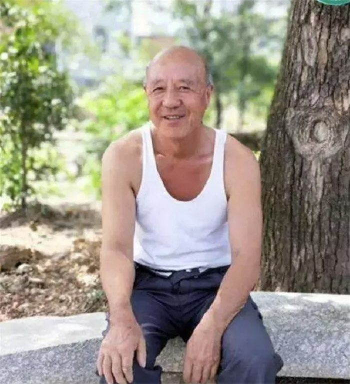 74岁老人守护古墓40年，没工资没奖励，曾与盗墓贼拼死搏斗11次