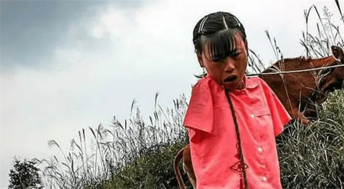 纪实：湖南女孩向丽萍 4岁失去双臂 如今靠双腿 养两个孩子
