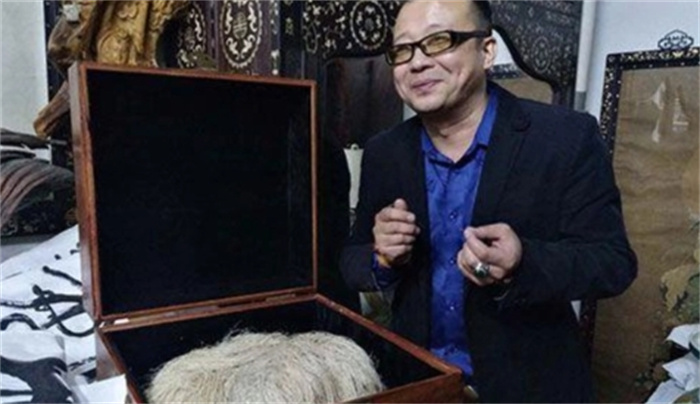 1987年，辽宁男子花1.8万买下一块长满白发的石头，半年竟长了2cm