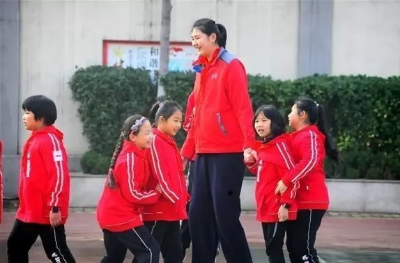 16岁女篮小将身高已达2米27 身高超越姚明