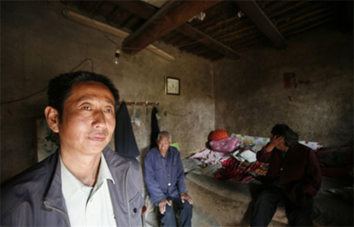 2012年 河北41岁硕士回家种地 父亲绝望服药自杀 后来怎样了