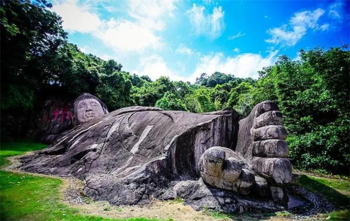 福建村民进山采药 眼前惊现万吨卧佛 浑身闪着金光