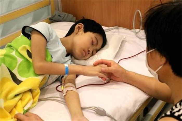 2017年 浙江女孩捐骨髓救15岁白血病男孩 见面之后男孩低头跪谢