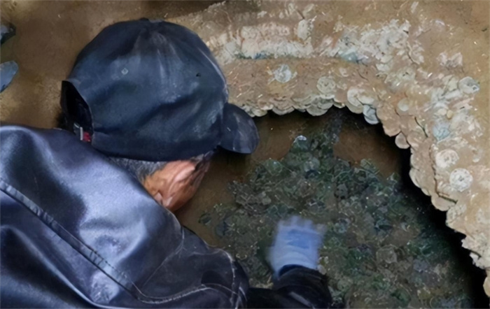 2016年，陕西老农偶然挖掘出一座“地下银行”，守着横财却没暴富