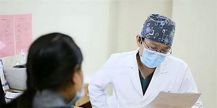 2016年重庆男子膝盖疼  半夜去医院检查  医生吃惊 立即报警