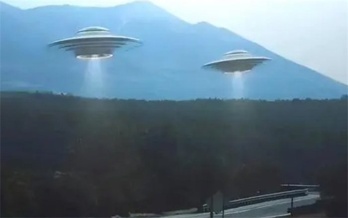 美国被曝UFO坠落，3米外星生物在后院出没：有大眼睛、大嘴巴
