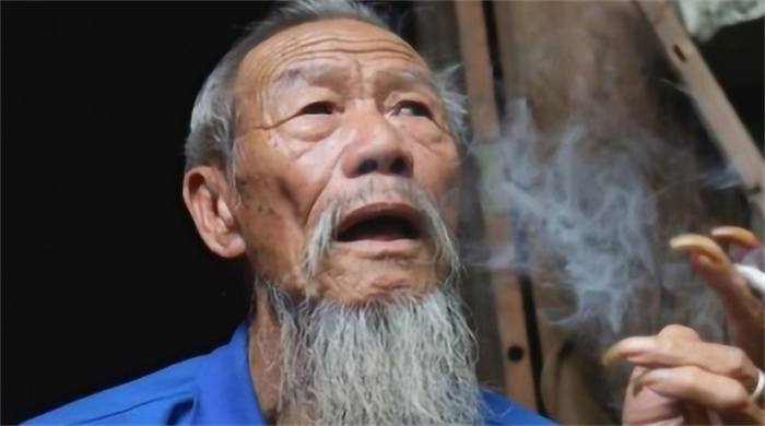 98岁老人吸烟过度成瘾 经历却让很多人钦佩（老人抽烟）