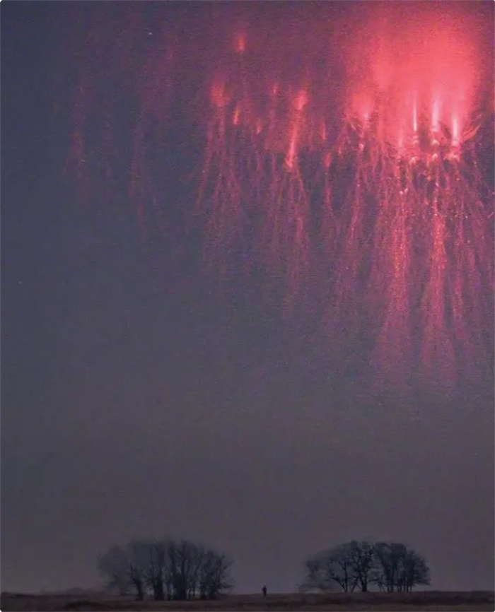 实拍天上神秘的红色闪电！人眼很难捕捉，却真实存在的惊人景象