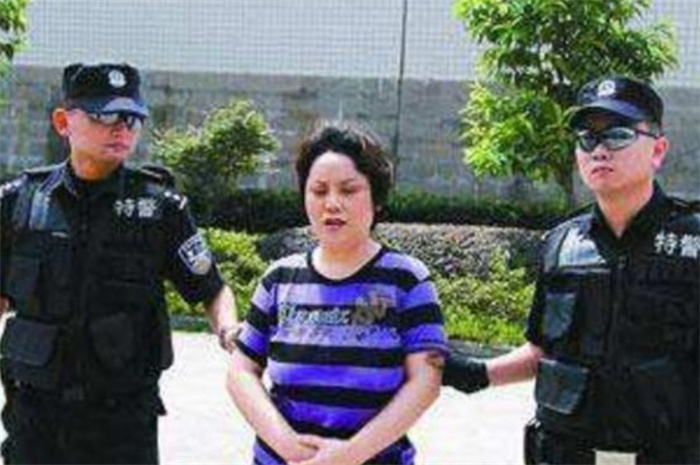 2009年，“重庆谢姐”被判18年罚金102万，曾包养16名小鲜肉玩乐
