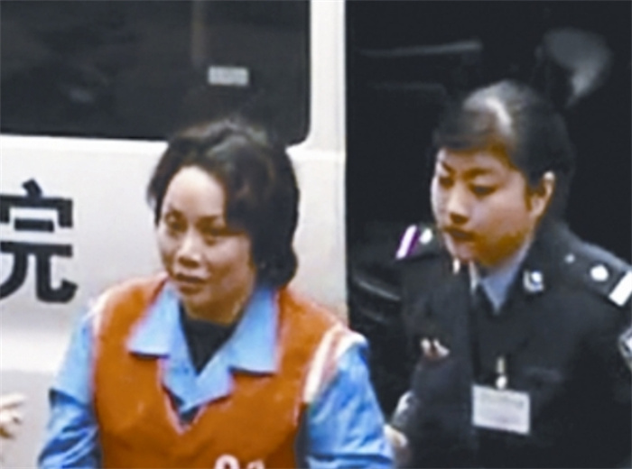 2009年，“重庆谢姐”被判18年罚金102万，曾包养16名小鲜肉玩乐