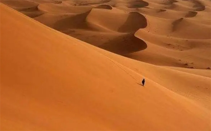 撒哈拉沙漠到底有多深？把沙子挖光，下面会是什么？
