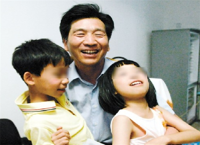 2002年，广东50岁夫妻失独后生龙凤胎，10年后因无力抚养跳楼自杀