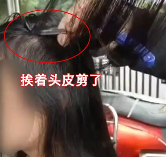 14岁女孩500元卖头发被商贩剪坏 民警前来协调