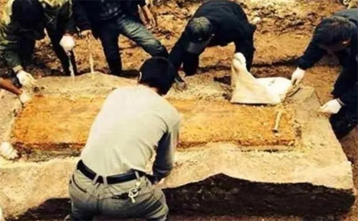 考古队挖出一明朝古墓，墓碑上4字，洗刷了一古代英雄背负的冤屈