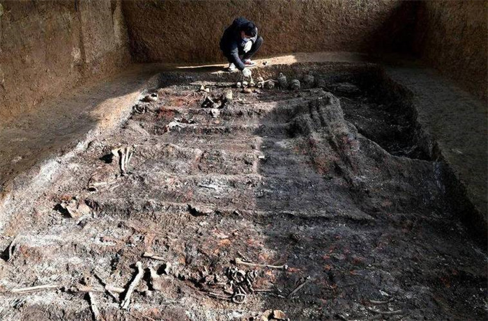 陕西沙渠村发现墓葬考古家根据遗骨姿势判断出墓主身份