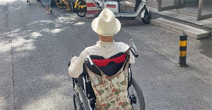 这届年轻人盯上了电动轮椅 为何电动轮椅风靡