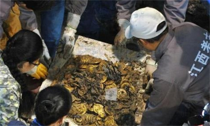 盗墓贼寻找2000年的古墓被民工无意挖到 出土2件绝世珍宝