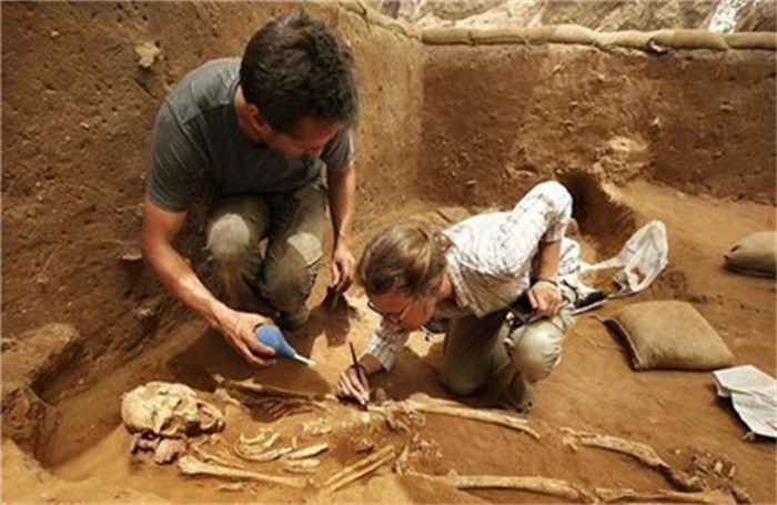 科学家发现古人类创造的一座神秘墓地是世界上最古老的