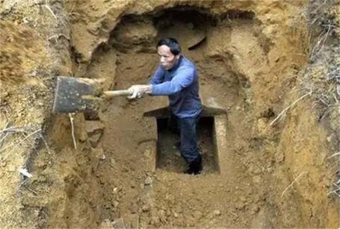 考古队挖开一座帝王墓，发现盗墓贼刻下的一行字，专家瞬间发大火