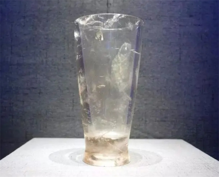 古墓挖出现代“玻璃杯”，疑似“穿越”文物，考古队：秘送北京