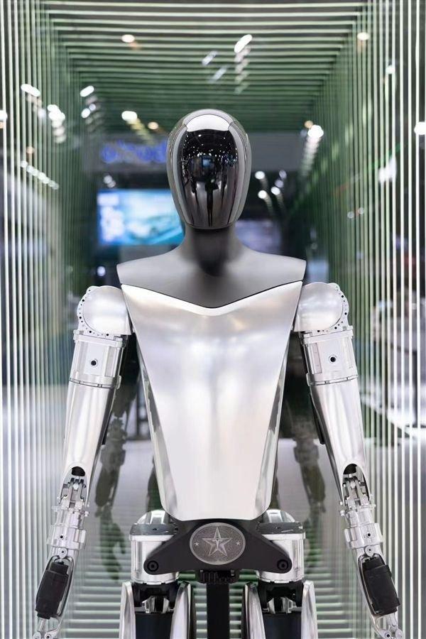 男子专程飞上海欲购买特斯拉人形机器人：自称不是有钱人
