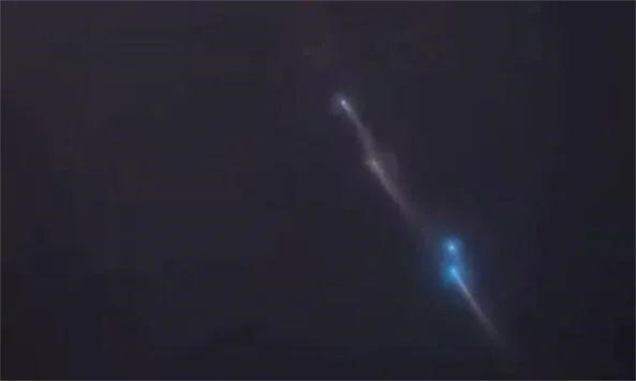 不明飞行物现身哈尔滨天空  多个发光物相互追逐飞行  持续10多秒