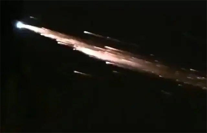 不明飞行物现身哈尔滨天空  多个发光物相互追逐飞行  持续10多秒
