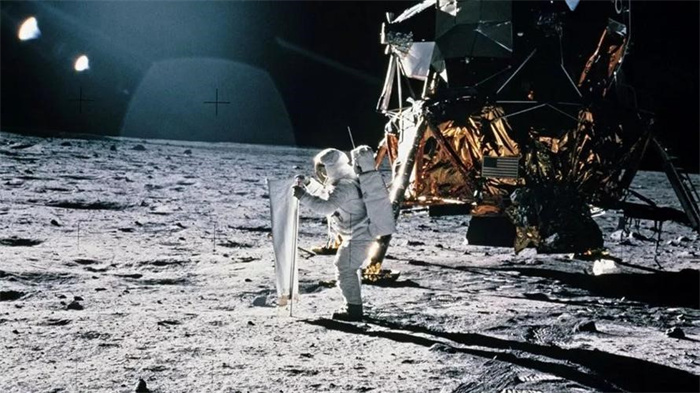 登月未解之谜：阿波罗11号宇航员神秘发现是什么