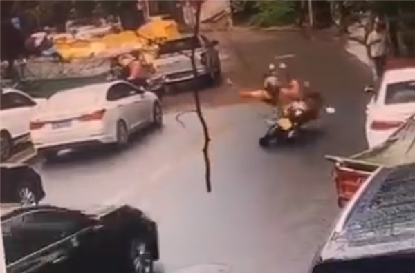 惊险！马路中间悬挂一根电缆 摩托车骑手经过刚好被套住脖子