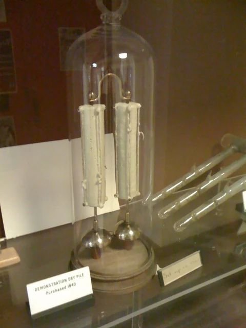 一个电铃在牛津大学响了180多年：电池成分却至今未知