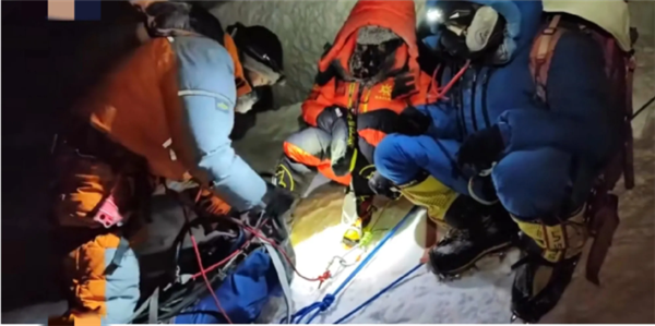 8450米的珠峰上舍命救人 女子承诺1万美元只肯给4000美元：贵吗？