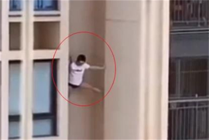 男子悬挂在高楼外墙 到底发生了什么？（危险动作）
