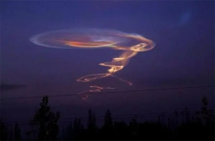 神秘螺旋状发光云，出现在我国北部多个地区，是外星人入侵吗？